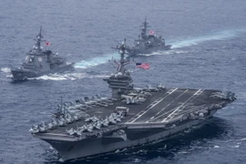 Tàu sân bay Carl Vinson của Mỹ cùng với tàu khu trục của Nhật Bản tại Biển Philippines ngày 26/4. Ảnh minh họa. (Nguồn: EPA/TTXVN)