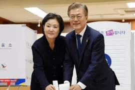 Ứng cử viên Moon Jae-in (phải) và vợ bỏ phiếu tại một địa điểm bầu cử ở Seoul. (Nguồn: YONHAP/TTXVN)