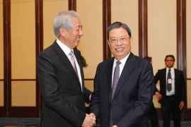 Thủ tướng Singapore Lý Hiển Long (trái) và ông Triệu Lạc Tế (phải) tại cuộc gặp ở Singapore ngày 16/5. (Nguồn" THX/TTXVN)