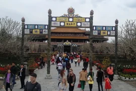 Khách tham quan Đại nội Huế. (Ảnh: Quốc Việt/TTXVN)