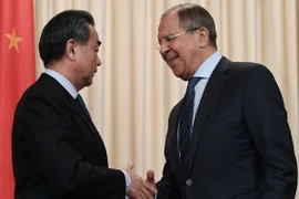 Ngoại trưởng Nga Sergei Lavrov (phải) và người đồng cấp Trung Quốc Vương Nghị (trái) trong cuộc họp báo ở Moskva ngày 26/5. (Nguồn: AFP/TTXVN)