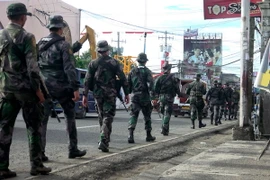 Binh sỹ Chính phủ Philippines tuần tra trên đường phố thành phố Davao thuộc đảo Mindanao, miền nam Philippines sau khi tình trạng thiết quân luật được ban bố, ngày 24/5. (Nguồn: EPA/TTXVN)