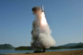 Tên lửa đạn đạo tầm trung mới Pukguksong-2 của Triều Tiên được phóng thử từ vùng Pukchang tại một tỉnh miền tây Triều Tiên ngày 21/5. (Nguồn: Yonhap/TTXVN)