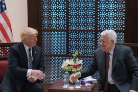 Tổng thống Mỹ Donald Trump (trái) và Người đồng cấp Palestine Mahmoud Abbas (phải) tại cuộc hội đàm ở Bethlehem ngày 23/5. (Nguồn: AFP/TTXVN)