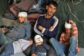 Nạn nhân bị thương trong một vụ đánh bom nhằm vào đoàn xe chở người sơ tán ở Idlib, Syria ngày 17/4. (Nguồn: EPA/TTXVN)