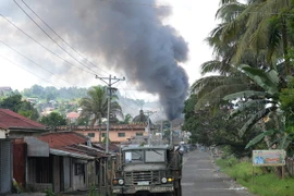 Khói bốc lên sau khi trực thăng quân đội Philippines nã rocket vào các mục tiêu của phiến quân ở thành phố Marawi ngày 28/5. (Nguồn: AFP/TTXVN)
