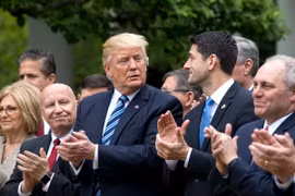 Tổng thống Mỹ Donald Trump (giữa) cùng các lãnh đạo Hạ viện của đảng Cộng hòa tại Vườn Hồng sau khi Hạ viện thông qua dự luật chăm sóc y tế mới. (Nguồn: EPA/TTXVN)