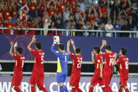 Các cầu thủ U20 Việt Nam đáp lại sự nhiệt tình của các cổ động viên đã cổ vũ đội trong suốt 90 phút thi đấu. (Ảnh: Minh Tiến/TTXVN)