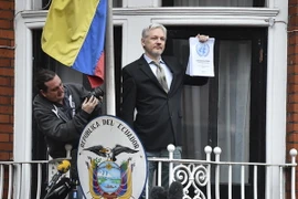 Nhà sáng lập trang mạng WikiLeaks Julian Assange gặp gỡ báo giới tại ban công Đại sứ quán Ecuador ở London (Anh) ngày 2/5/2016. (Nguồn: AFP/TTXVN)