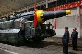 Nhà lãnh đạo Triều Tiên Kim Jong-un (phía trước) kiểm tra loại tên lửa đạn đạo đất đối đất tầm trung Hwasong-12 ngày 15/4. (Nguồn: Yonhap/TTXVN)