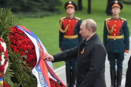 Tổng thống Nga Vladimir Putin đặt hoa tại Tượng đài các chiến sỹ vô danh ở thủ đô Moskva trong lễ kỷ niệm 72 năm Ngày Chiến thắng vĩ đại. (Nguồn: AFP/TTXVN)