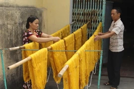 Phơi tơ. (Ảnh: Khiếu Tư/TTXVN)