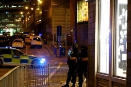 Cảnh sát tuần tra xung quanh sân vận động Manchester Arena sau vụ nổ ngày 23/5. (Nguồn: EPA/TTXVN)