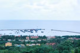 Âu cảng Bạch Long Vĩ nhìn từ ngọn hải đăng. (Ảnh: Lâm Khánh/TTXVN)
