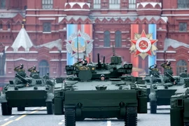 Xe quân sự của Nga tại lễ diễu binh kỷ niệm 72 năm Ngày Chiến thắng vĩ đại ở Moskva ngày 9/5. (Nguồn: EPA/TTXVN)