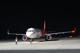  Máy bay chở đoàn du khách Trung Quốc hạ cánh xuống sân bay Liên Khương. (Ảnh: Nguyễn Dũng/TTXVN)