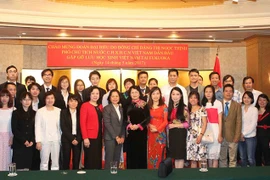 Phó Chủ tịch nước Đặng Thị Ngọc Thịnh chụp ảnh chung với các đại biểu Đoàn Việt Nam và các học sinh, sinh viên Việt Nam tại Fukuoka. (Ảnh: Quang Hải/TTXVN)