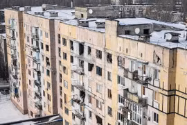 Một tòa nhà bị phá hủy trong vụ pháo kích của quân đội Ukraine vào thành phố Avdiivka, miền Đông Ukraine ngày 3/2. (Nguồn: EPA/TTXVN)