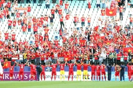 Ban huấn luyện và các cầu thủ U20 Việt Nam cảm ơn CĐV sau khi trận đấu kết thúc. (Ảnh: Minh Tiến/TTXVN)