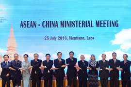 Thông qua Tuyên bố chung ASEAN-Trung Quốc về thực hiện đầy đủ và hiệu quả Tuyên bố về cách ứng xử của các bên trên Biển Đông (DOC) tại Hội nghị Bộ trưởng Ngoại giao ASEAN-Trung Quốc tháng 7/2016. (Nguồn: THX/ TTXVN)