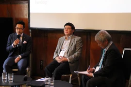 Tham tán Công sứ phụ trách Thương mại Nguyễn Hữu Tráng (giữa) tham gia thảo luận chủ đề B2B Webportal: Nhịp cầu thương mại Việt-Đức. (Ảnh: Thanh Bình/Vietnam+)