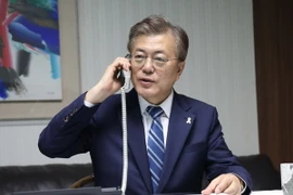 Ông Moon Jae-In nhận báo cáo qua điện thoại từ Chủ tịch Hội đồng tham mưu trưởng liên quân Hàn Quốc, Tướng Lee Sun-jin tại Seoul ngày 10/5. (Nguồn: Yonhap/TTXVN)