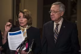 Lãnh đạo phe thiểu số Hạ viện Mỹ Nancy Pelosi (trái) và Lãnh đạo phe thiểu số Thượng viện Harry Reid tại cuộc họp báo về thỏa thuận ngân sách ở thủ đô Washington ngày 28/10. (Nguồn: AFP/TTXVN)