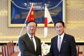 Ủy viên Quốc vụ Trung Quốc Dương Khiết Trì (trái) và Ngoại trưởng Nhật Bản Fumio Kishida (phải) trước cuộc họp ở Tokyo, Nhật Bản ngày 30/5. (Nguồn: EPA/TTXVN)