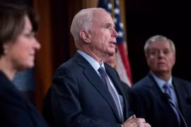 Thượng nghị sỹ John McCain (giữa) phát biểu trong cuộc họp báo tại Quốc hội Mỹ ở Washington, DC ngày 10/1. (Nguồn: AFP/TTXVN)