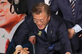 Ông Moon Jae-In (giữa) chia vui cùng những người ủng hộ sau khi kết quả bầu Tổng thống được Ủy ban Bầu cử quốc gia Hàn Quốc công bố, tại Seoul ngày 10/5. (Nguồn: Yonhap/TTXVN)