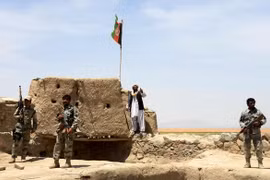 Cảnh sát biên phòng Afghanistan gác tại khu vực biên giới với Pakistan gần Durand thuộc Spin Boldak, tỉnh Kandahar ngày 5/5. (Nguồn: AFP/TTXVN)