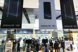 Điện thoại Galaxy S8 và S8 Plus trưng bày tại trụ sở của Samsung ở Seoul ngày 19/4. (Nguồn: EPA/TTXVN)
