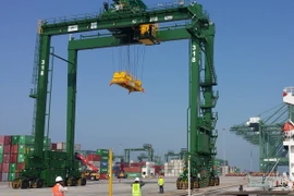 Cẩu trục chạy ray tại Cảng chuyên dụng của Doosan. (Ảnh: Đinh Hương/TTXVN)