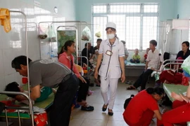 Các cháu học sinh trường mẫu giáo Đăk Hring đang được điều trị tại Trung tâm y tế huyện Đăk Hà. (Ảnh: Hồng Điệp/TTXVN)