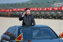 Nhà lãnh đạo Triều Tiên Kim Jong-un kiểm tra một cuộc tập trận bắn đạn thật nhân dịp kỷ niệm 85 năm ngày thành lập Quân đội Nhân dân Triều Tiên (25/4/1932-25/4/2017). (Nguồn: Yonhap/TTXVN)
