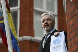 Nhà sáng lập trang mạng WikiLeaks Julian Assange gặp gỡ báo giới tại ban công Đại sứ quán Ecuador ở London (Anh) ngày 2/5/2016. (Nguồn: AFP/TTXVN)