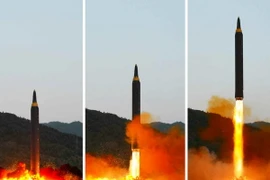 Tên lửa đạn đạo chiến lược đất đối đất kiểu mới Hwasong-12 được phóng thử tại Triều Tiên ngày 14/5. (Nguồn: Yonhap/TTXVN)