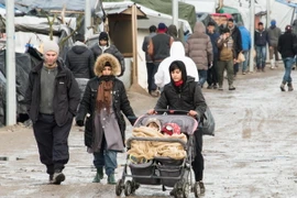 Người di cư tại trại tị nạn tạm Jungle ở Calais, miền Bắc Pháp. (Nguồn: AFP/TTXVN)
