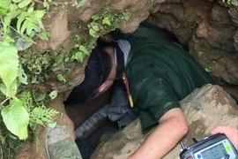 Lực lượng quân đội vào hang Nước để tìm cách tiếp cận các nạn nhân. (Ảnh: Trịnh Duy Hưng/TTXVN)