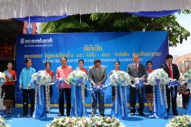 Quang cảnh lễ cắt bang khai trương chi nhánh Sacombank Champasak. (Ảnh: Phạm Kiên/Vietnam+)