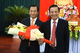 Ông Nguyễn Xuân Anh (trái) được bầu giữ chức Chủ tịch HĐND thành phố Đà Nẵng khóa IX. (Ảnh: Trần Lê Lâm/TTXVN)