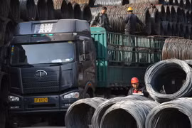Công nhân Trung Quốc vận chuyển thép thành phẩm. (Nguồn: EPA/TTXVN)