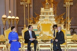 Quốc vương Campuchia Norodom Sihamoni tiếp Chủ tịch nước Trần Đại Quang và Phu nhân. (Ảnh: Nhan Sáng/TTXVN)