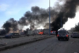 Khói bốc lên sau các cuộc không kích của quân đội Chính phủ Syria vào các mục tiêu của phiến quân IS tại Raqa. (Nguồn: AFP/TTXVN)