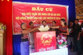 Đồng bào các dân tộc xã Bờ Y, huyện Ngọc Hồi tỉnh Kon Tum hăng hái đi bầu cử. (Ảnh: Viết Tôn/TTXVN)