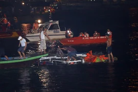 Các lực lượng cứu nạn đang nỗ lực tìm kiếm cứu người bị nạn trong tàu bị chìm trên sông Hàn. (Ảnh: Trần Lê Lâm/TTXVN)