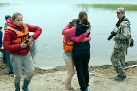 Lực lượng cứu hộ cứu các nạn nhân trong vụ lật thuyền. (Nguồn: Sputnik/TTXVN)