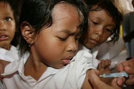 Tiêm vắcxin cho trẻ em Indonesia. (Nguồn: AFP)