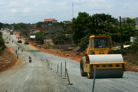 Thi công đường Hồ Chí Minh, đoạn qua tỉnh Đắk Nông. (Ảnh: Huy Hùng/TTXVN)