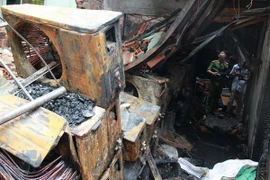 Các vật dụng trong ngôi nhà đều bị cháy rụi. (Ảnh: Sỹ Tuyên/TTXVN)